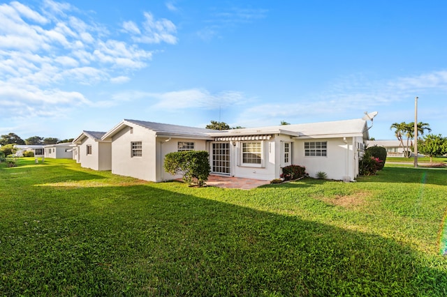 ranch-style home featuring a front lawn