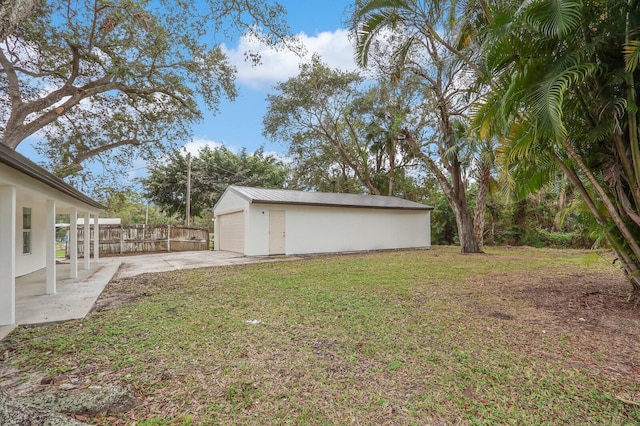 view of yard featuring an outdoor structure and a garage