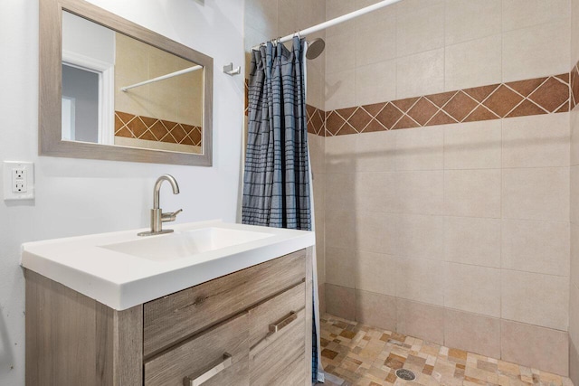 bathroom featuring a shower with shower curtain and vanity