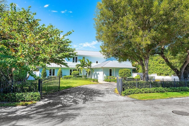 view of front of home featuring a front yard