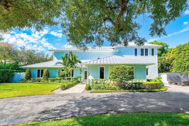 view of front of home featuring a front lawn