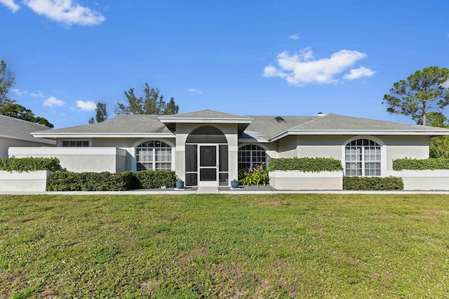 single story home with a front lawn