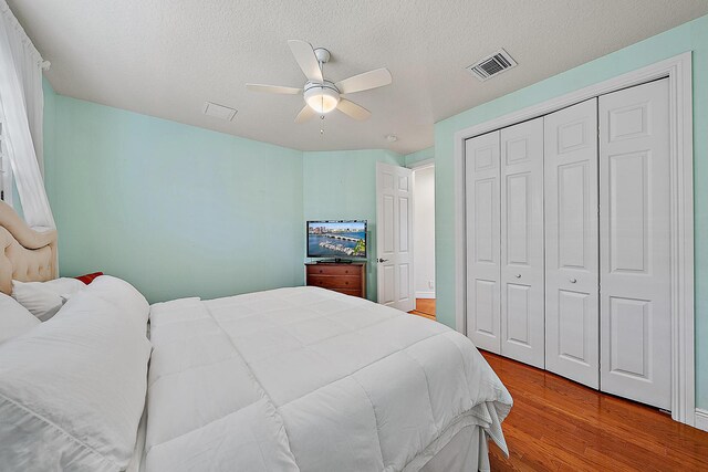 view of patio featuring ceiling fan