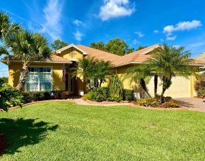 view of front of property featuring a front lawn and a garage