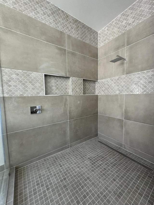 details featuring tiled shower