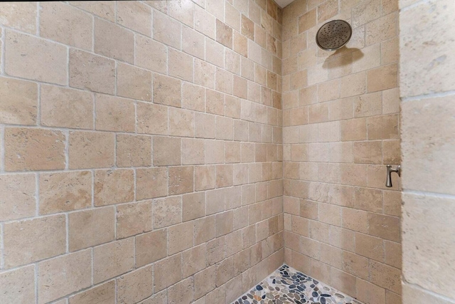 bathroom featuring tiled shower