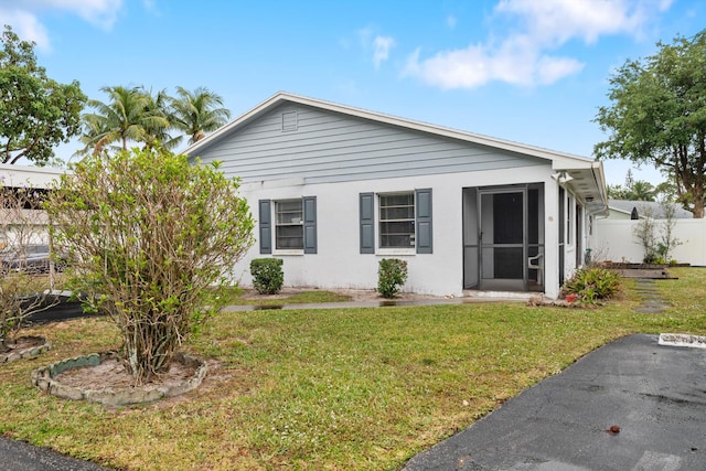 view of front of home featuring a front lawn