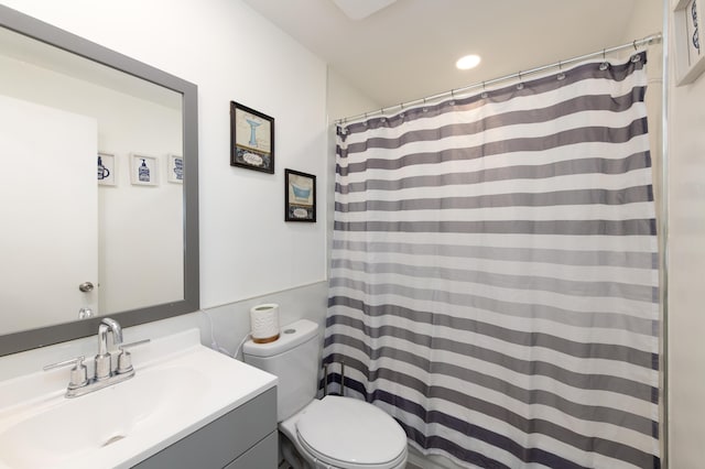 bathroom with a shower with shower curtain, vanity, and toilet