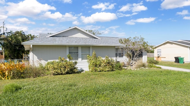 view of front of house featuring a front yard