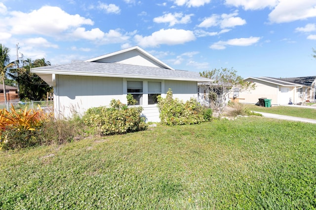 view of front of house with a front lawn