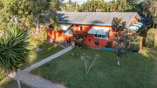 view of front of home featuring a front yard and a carport