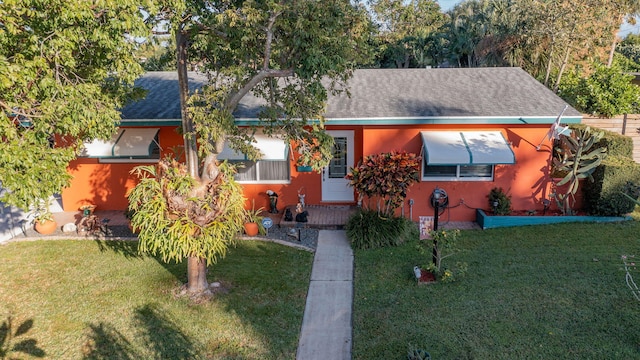 view of front facade featuring a front yard