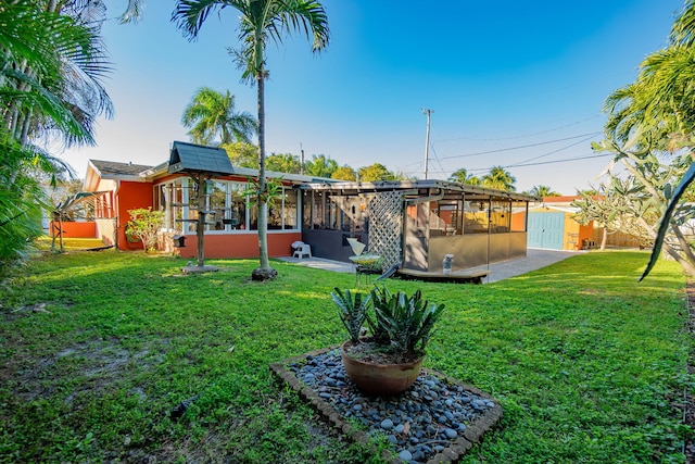 view of yard featuring a shed