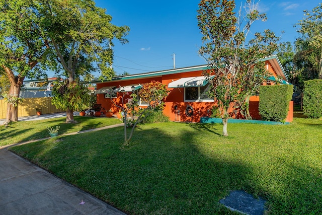 view of front of property featuring a front yard