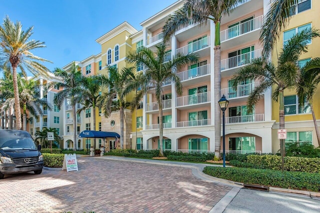 view of building exterior featuring a residential view