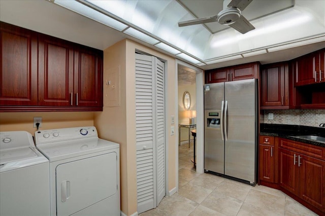 washroom with ceiling fan, light tile patterned flooring, independent washer and dryer, and sink