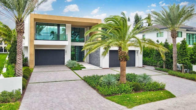 view of front of house featuring a garage, driveway, and stucco siding