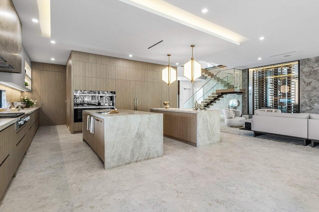 kitchen with stainless steel gas cooktop, a center island with sink, recessed lighting, a sink, and modern cabinets