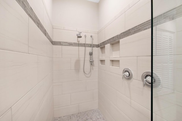 bathroom featuring a tile shower