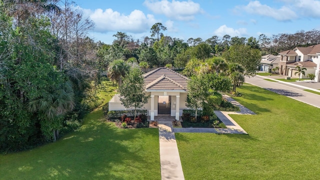 view of front of property featuring a front lawn