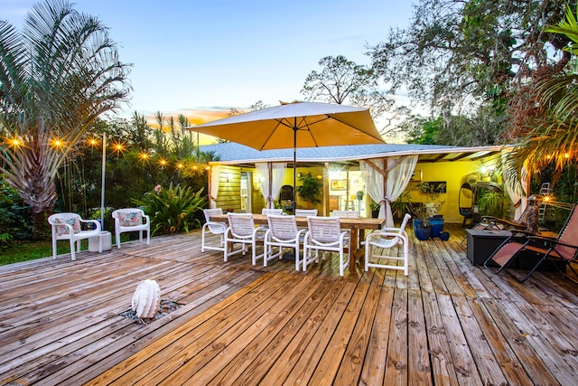 deck with outdoor dining space