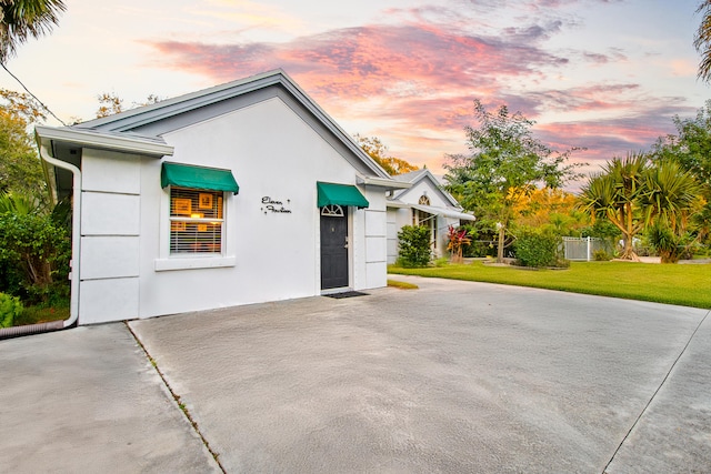 view of front facade featuring a front yard and stucco siding