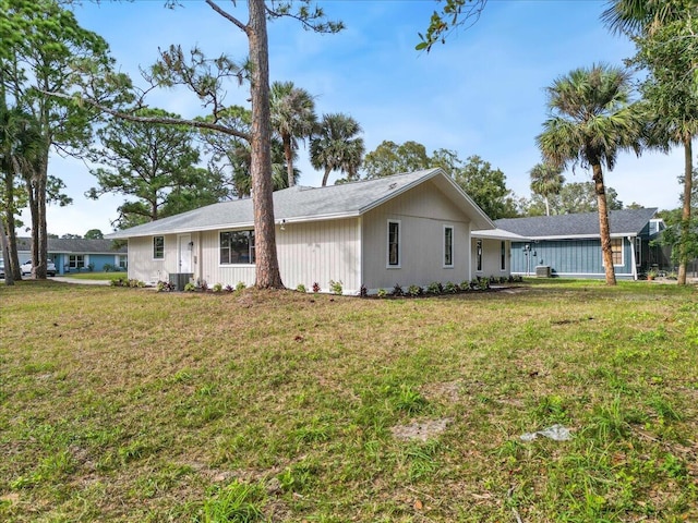 view of front facade with a front yard