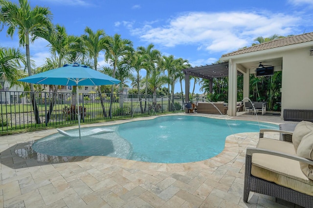 view of pool featuring outdoor lounge area, pool water feature, ceiling fan, a pergola, and a patio area