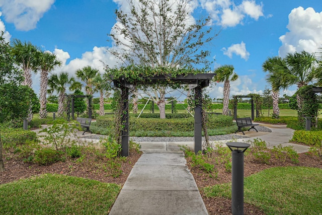 view of property's community featuring a lawn