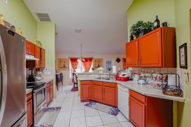 kitchen with sink, hanging light fixtures, stainless steel appliances, a notable chandelier, and kitchen peninsula