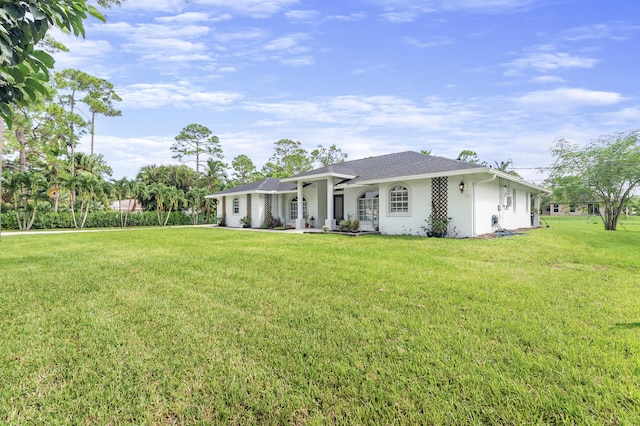 view of front of house featuring a front lawn