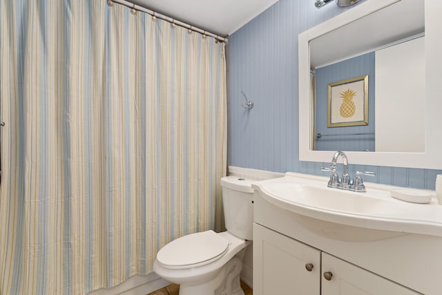 bathroom featuring a shower with shower curtain, vanity, and toilet