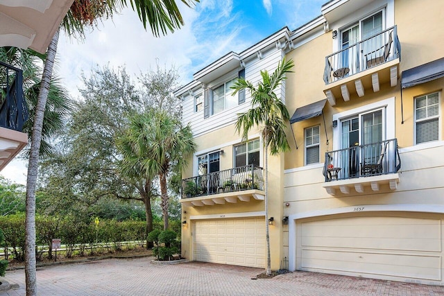 view of front of property featuring a garage