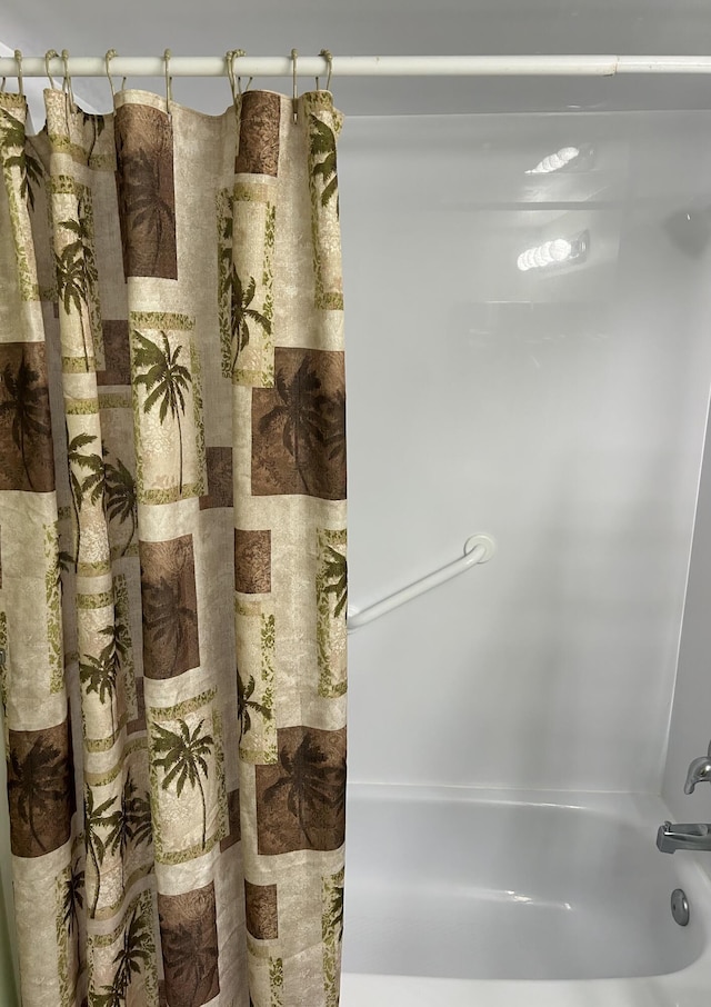 bathroom with shower / tub combo