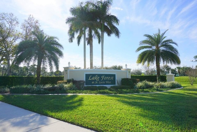 community / neighborhood sign featuring a yard