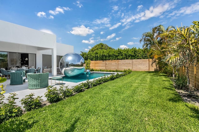 view of yard with an outdoor hangout area, a fenced in pool, and a patio area