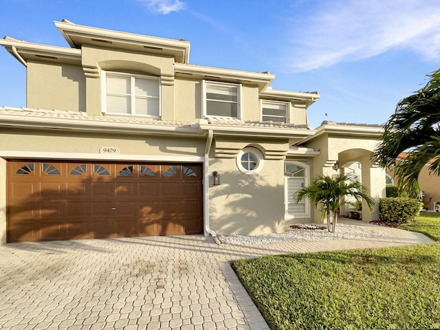 view of front facade featuring a garage