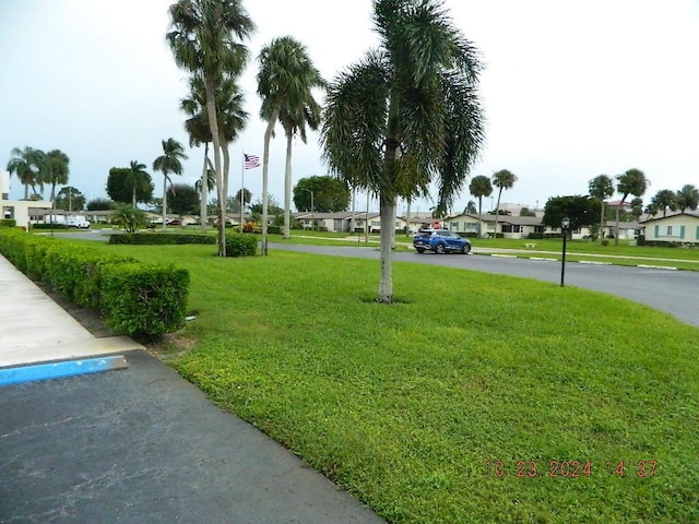 view of property's community featuring a lawn