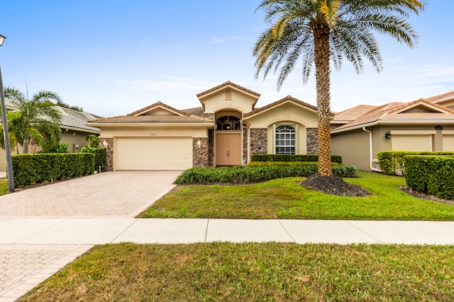 view of front of house featuring a garage and a front yard