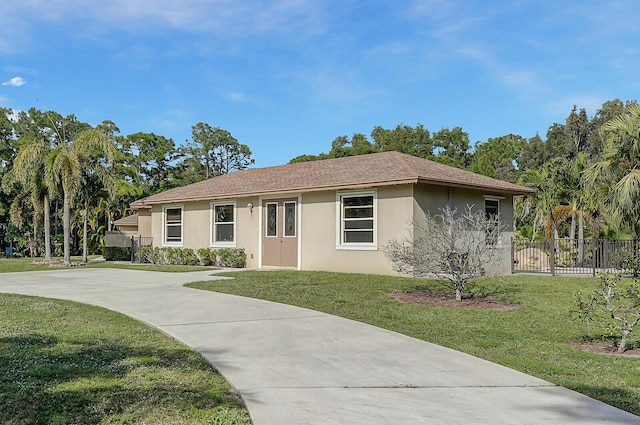 single story home featuring a front lawn