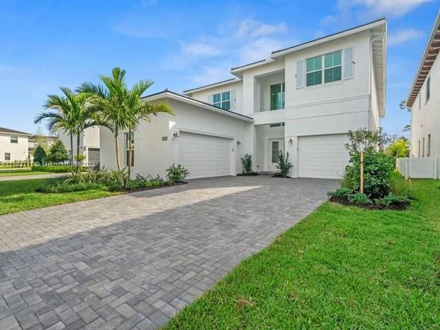 view of front of house featuring a front yard