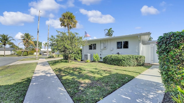 view of front of property featuring a front lawn