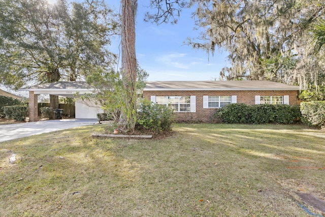 ranch-style home featuring a front lawn