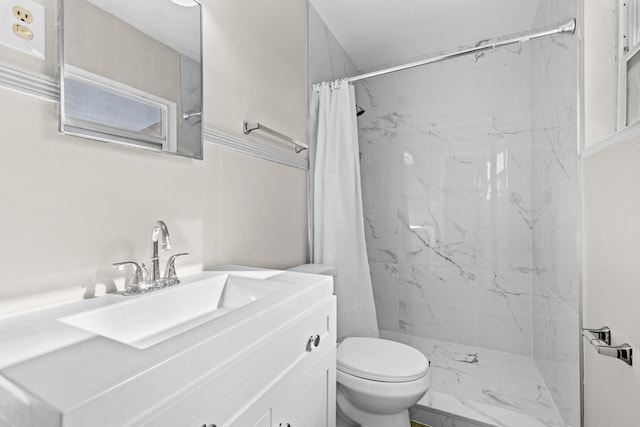 bathroom with a shower with curtain, vanity, and toilet