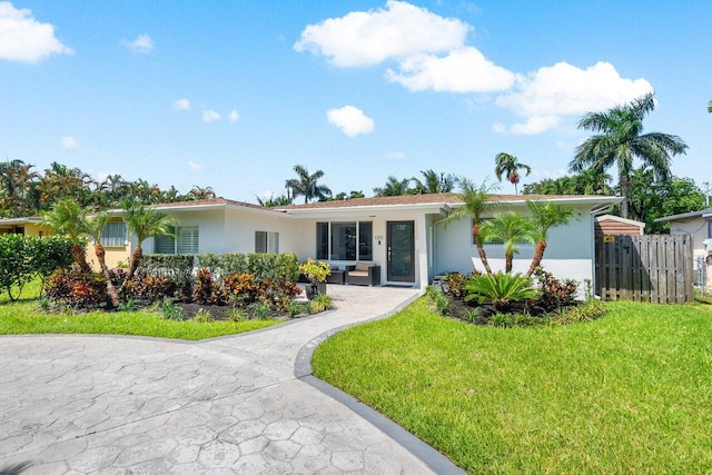 view of front of house featuring a front lawn