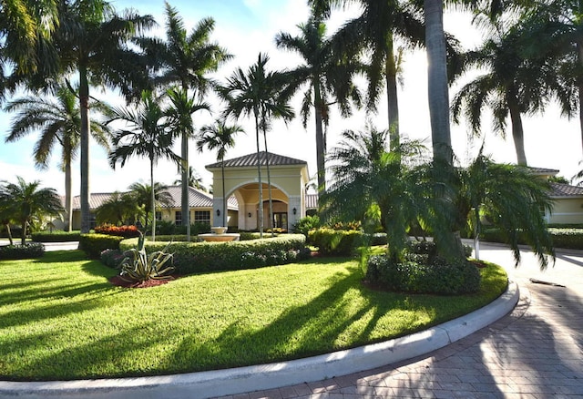 view of property's community featuring a yard