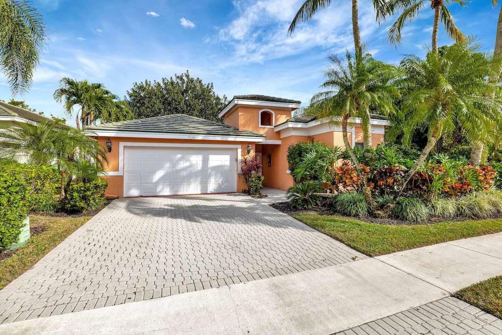 view of front facade featuring a garage