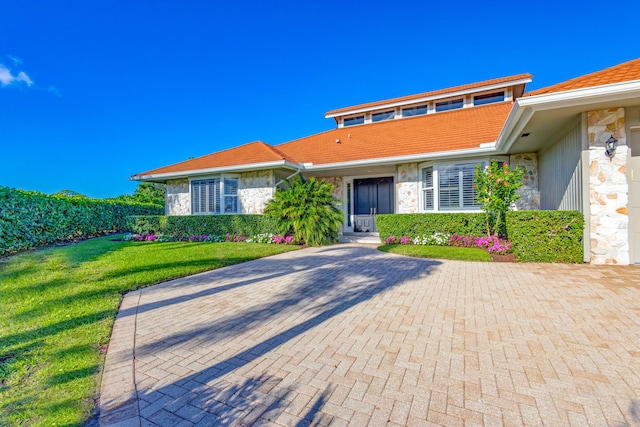 view of front of property with a front yard