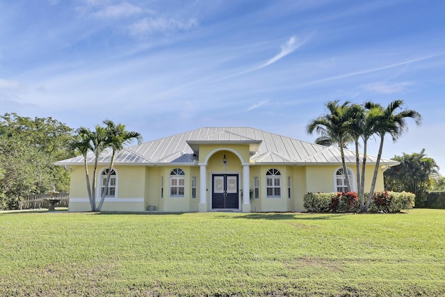 view of front of property featuring a front lawn