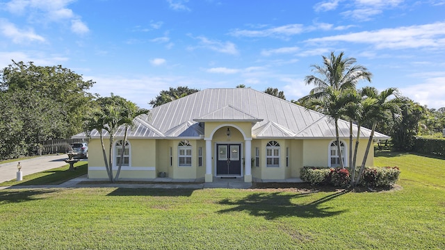 view of front of property featuring a front lawn